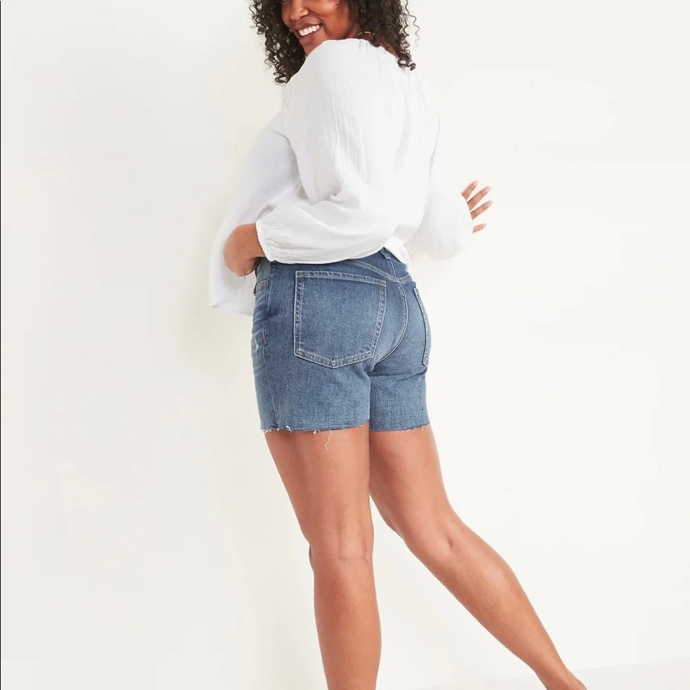 NWT Old Navy High Waist Cut Off Jean Shorts / Size 6 - Picture 2 of 6